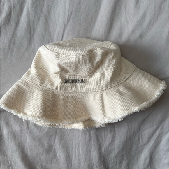 Jacquemus Cream Les Classiques 'The Artichaut' Bucket Hat - Picture 1 of 5